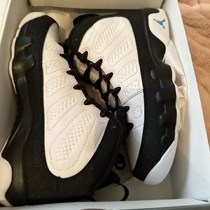 Bought BRAND NEW IN BOX (from kids foot locker) & never worn